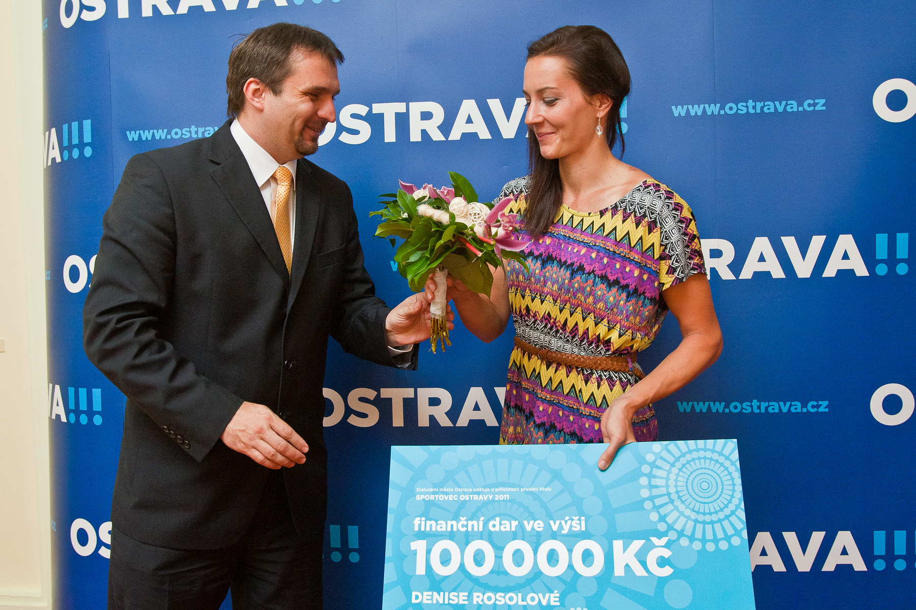 Na snímku: Sportovkyni Ostravy 2011 Denise Rosolové blahopřeje náměstek primátora Martin Štěpánek